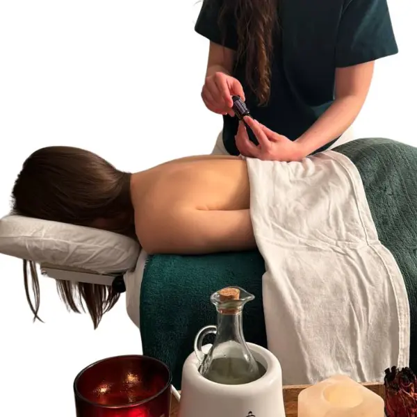Aromatherapie-Massage mit ätherischen Ölen und Aromadiffuser – mobile Liegemassage von Pedra