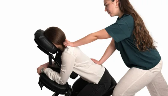 Auf dem Massagestuhl