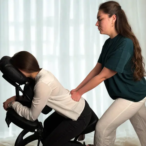 Mobile Stuhlmassage im Büro – Pedra massiert Nacken und Schultern auf dem Massagestuhl