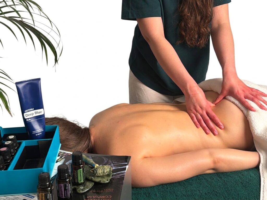 Pedra bei der Aromatherapie-Massage mit ätherischen Ölen von doTERRA in Mannheim